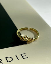 Load image into Gallery viewer, Dainty Swan Ring

