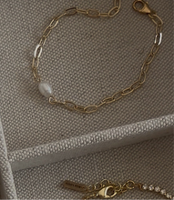 Load image into Gallery viewer, Pearl Paperclip Bracelet
