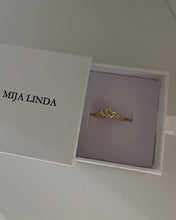 Load image into Gallery viewer, Dainty Swan Ring
