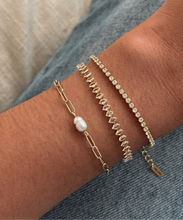 Load image into Gallery viewer, Pearl Paperclip Bracelet

